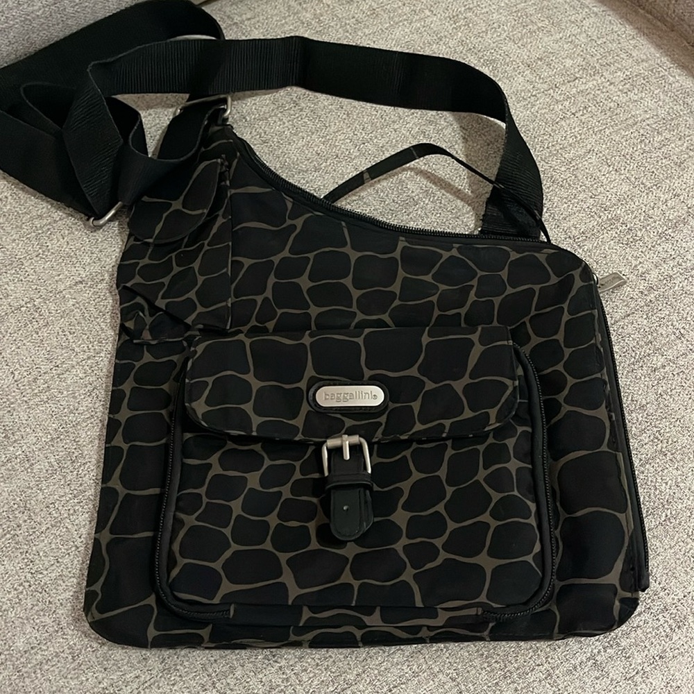 BAGGALLINI BLACK-GREEN NYLON ANIMAL PRINT SLING BAG HANDBAG